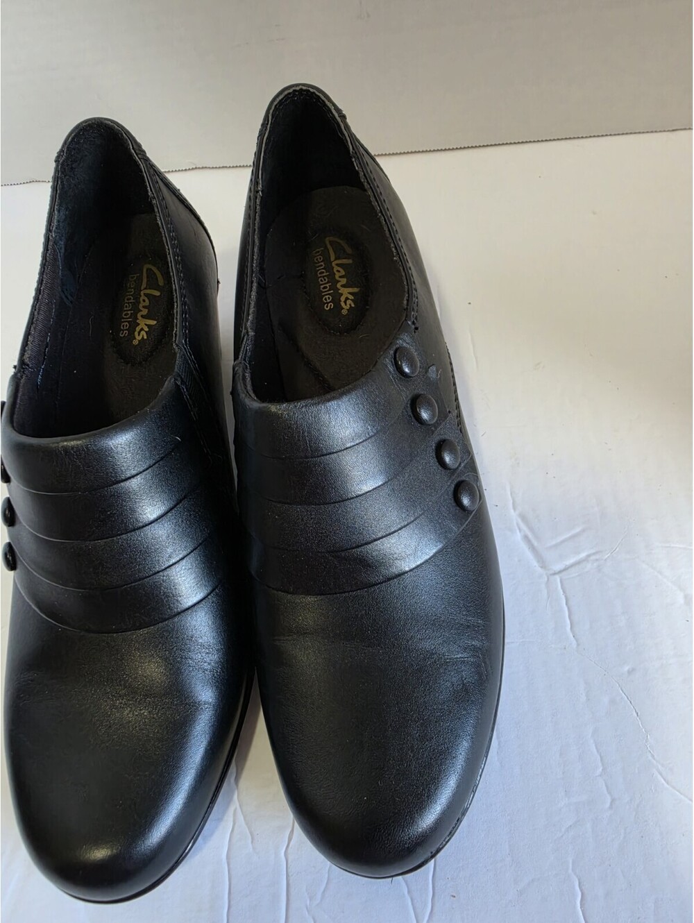 Women's Clarks Black Bendables With 2" Heel 4 Button Look Trim Size 9